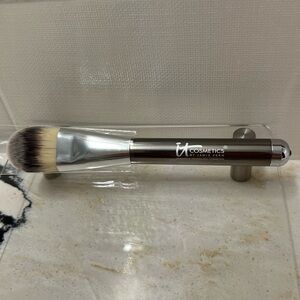 IT Cosmetics Paddle Foundation Brush - NEW